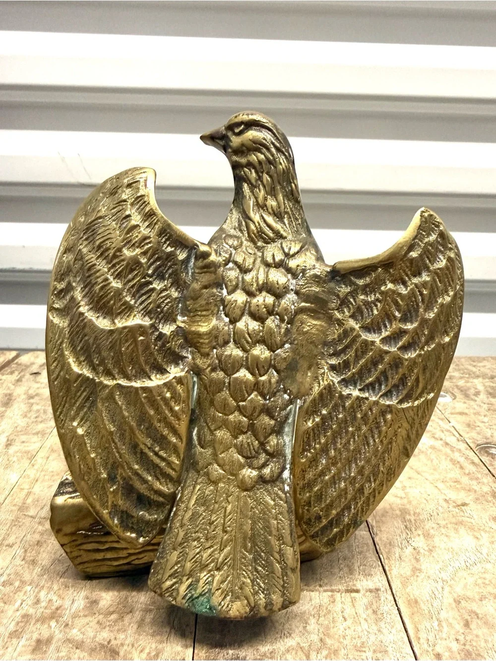 Vintage brass eagle figurine perched on a hollow log,Very nice detailed feathers - Picture 6 of 6
